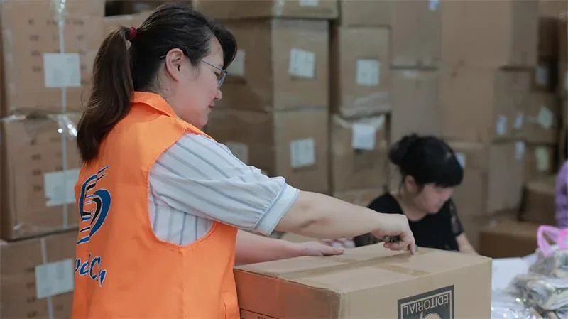 Goodcantrading staff packing cartons from several Chinese suppliers into one consolidated export shipment